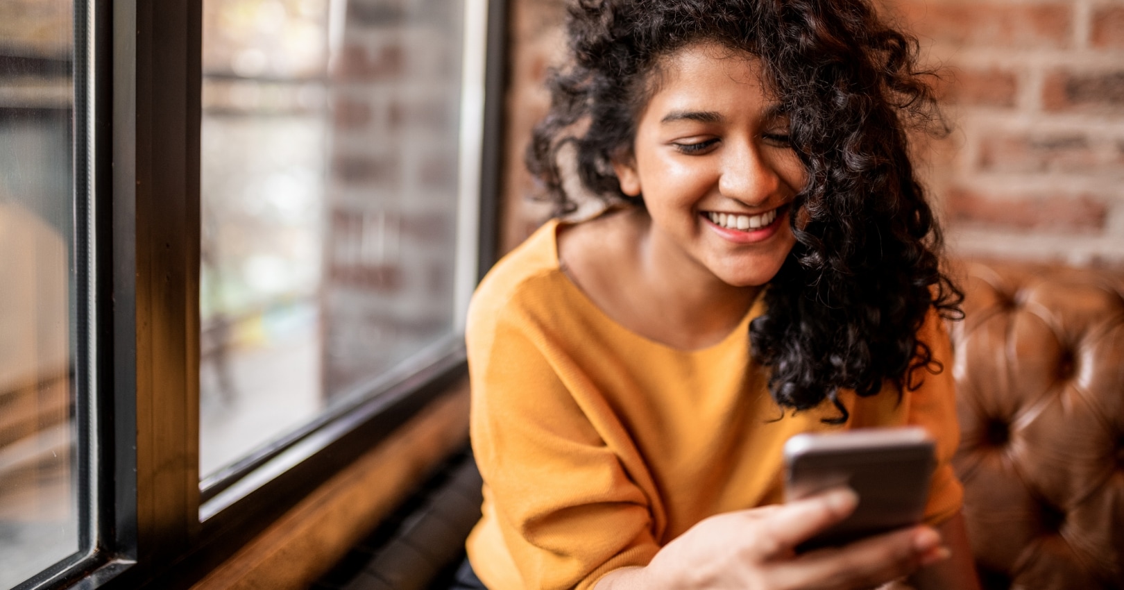 girl-holding-phone