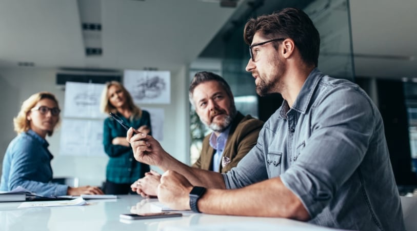 group_meeting_man_talking