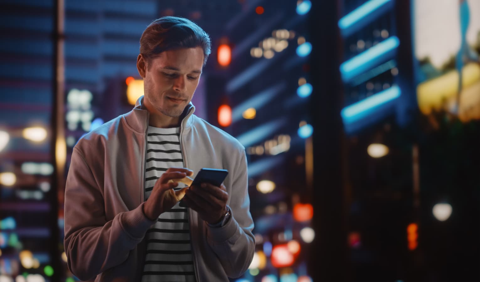 man_scrolling_smartphone_outside
